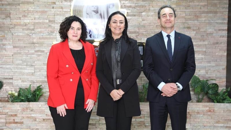 مايا مرسي تتوسط السفير