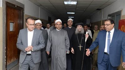 وفد من الأوقاف والكنيسة الأرثوذكسية يزور مصابي غزة بمستشفيات جامعة أسيوط 