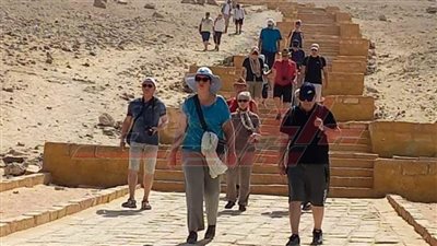 وفد سياحي متعدد الجنسيات يزور المناطق الأثرية والمعالم السياحية بالمنيا