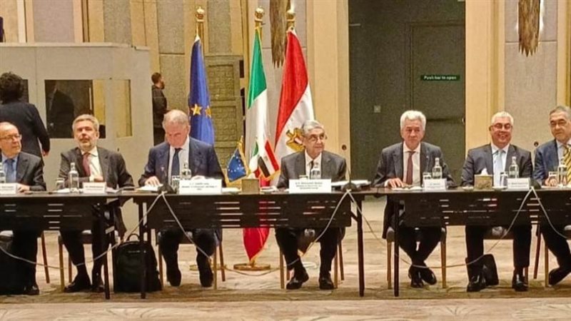 خلال انعقاد المائدة