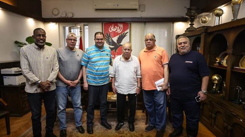 أسطورة الزمالك داخل