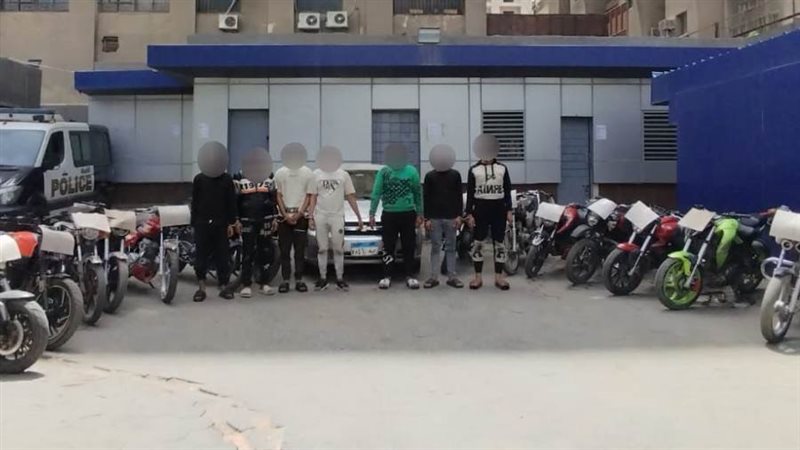 المتهمين مع المسروقات