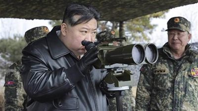 الزعيم الكوري الشمالي يشرف على تجربة إطلاق قذائف طورتها شركة عسكرية جديدة