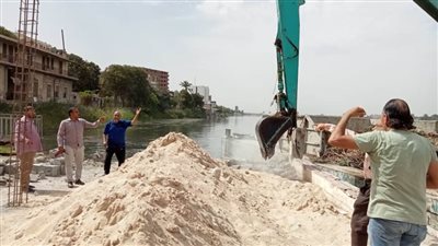 حى شرق أسيوط يُزيل التعديات على مرسى نهر النيل بـ
