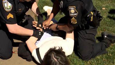 الشرطة تعتقل أستاذة جامعة إيموري خلال مظاهرة عنيفة مناهضة لإسرائيل 