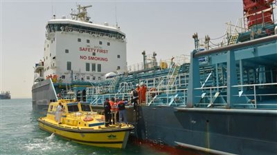 الإسعاف البحري بالقناة يستجيب لاستغاثة مريض من إحدى السفن العابرة وينقله للعلاج