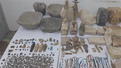 حبس موظف 4 أيام على ذمة التحقيقات لضبطه بـ1118 قطعة آثار في أسيوط