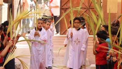 تاج وصليب.. أقباط أسيوط يحتفلون بأحد السعف وسط إجراءات أمنية مشددة