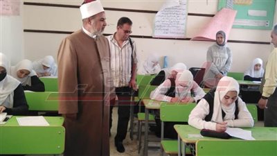 طلاب وطالبات مطروح الأزهرية يؤدون امتحانات النقل 