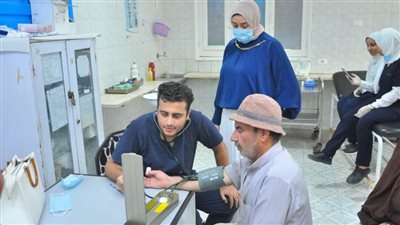 الكشف على عيون 1440 مواطنًا بأبوالريش بحري بأسوان.. وتسليم 497 نظارة طبية