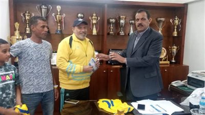 نائب رئيس الإسماعيلي يكرم اثنين من جماهير النادي 