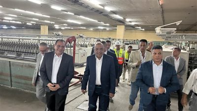 وزير قطاع الأعمال العام يتفقد مصانع الغزل والنسيج بالمنوفية