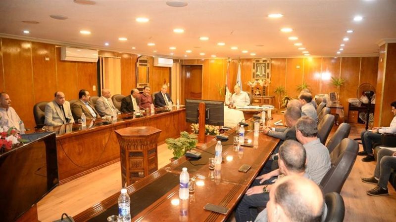 محافظ أسيوط يلتقي