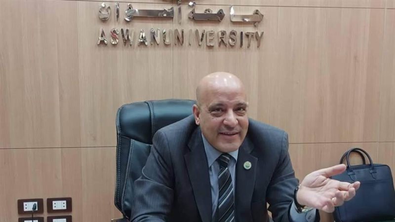 الدكتور أيمن عثمان