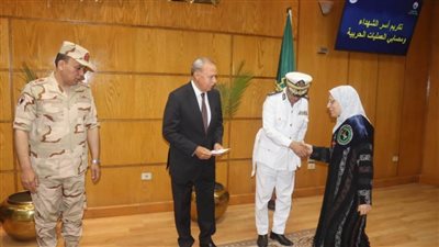 محافظ القليوبية ورئيس جمعية المحاربين القدماء يكرمان أسر الشهداء وضحايا الحرب