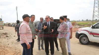 تغطية المجارى المائية بجانبي طريق 