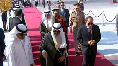 عاجل| مراسم استقبال رسمية لأمير دولة الكويت بمطار القاهرة