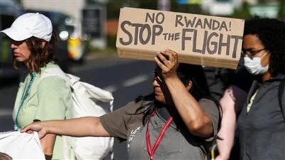 عاجل.. بريطانيا ترحّل أحد طالبي اللجوء إلى رواندا