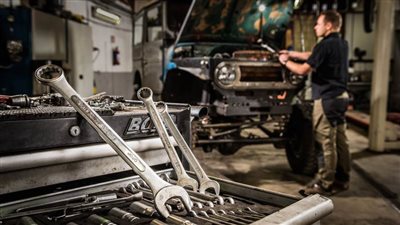 كيف تكتشف عيوب السيارات المستعملة من أول حديث مع البائع؟