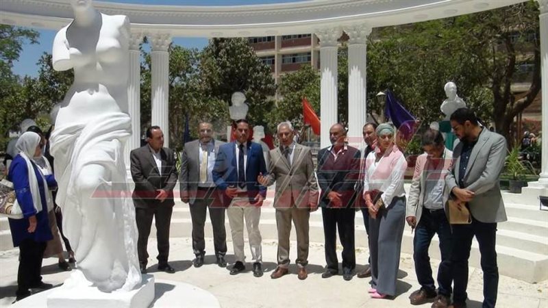 رئيس الجامعة بمعرض