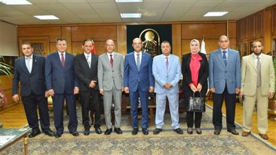 رئيس جامعة أسيوط يرأس لجنة اختيار عميد كلية الآداب 