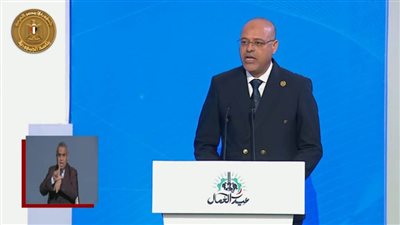 عاجل.. رئيس اتحاد نقابات عمال مصر يقدم هدية تذكارية للرئيس السيسي 