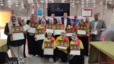  بالصور.. تكربم فريق مدرسة في الغربية لحصد المركز الأول في الإذاعة المدرسية