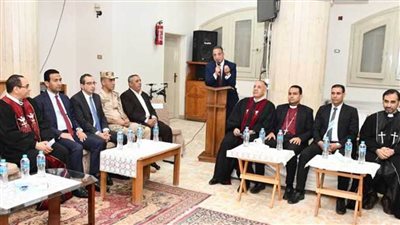 محافظ الفيوم يزور الكنيستين الإنجيلية والكاثوليكية للتهنئة بعيد القيامة 