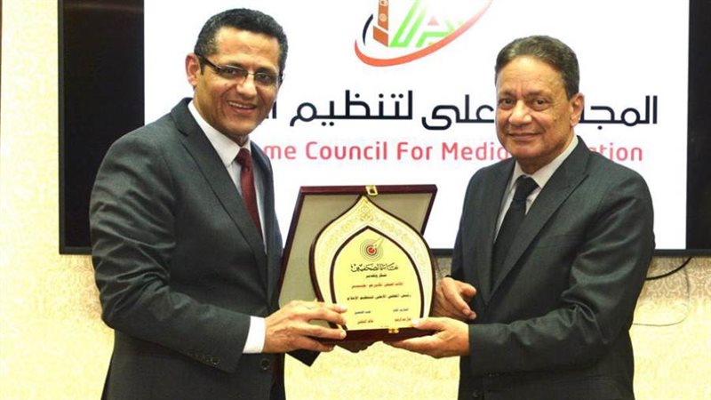 نقيب الصحفيين يهدي