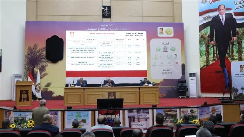 جانب من لقاء محافظ