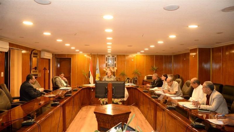 محافظ أسيوط يناقش