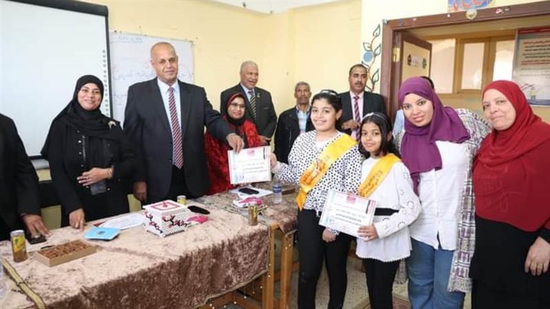 الطالبه تقود في مدارس