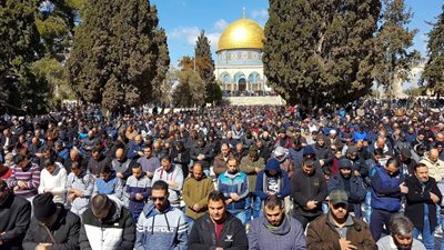 30 ألفا يؤدون صلاة الجمعة في رحاب الأقصى وخطيب المسجد يدعو لعدم التخاذل في الزود عنه