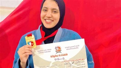 جامعة بنها الأهلية تكرم طالبة لتفوقها الرياضي