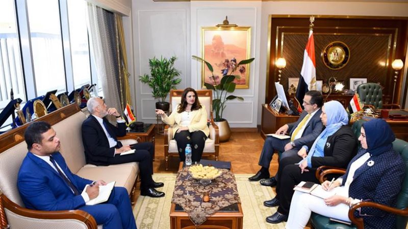 وزيرة الهجرة خلال