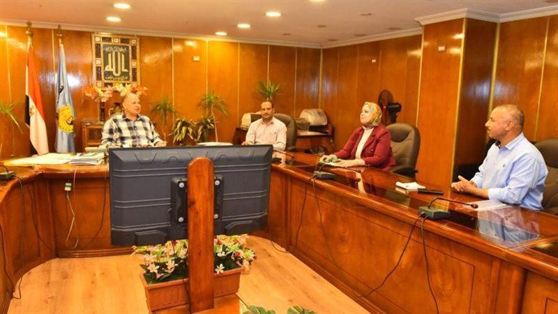 جانب من اجتماع المحافظ