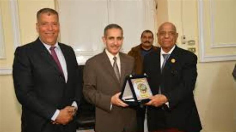 محافظ الغربية مع