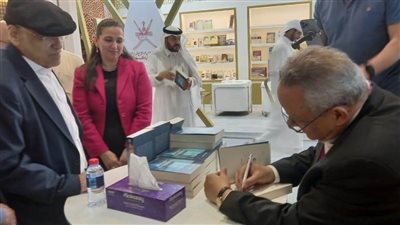 الدكتور أحمد زايد يوقع أحدث كتبه في جناح مؤسسة العويس بمعرض أبو ظبي