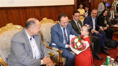 محافظ أسيوط يزور الكنيسة الإنجيلية الأولى لتقديم التهنئة بمناسبة عيد القيامة المجيد