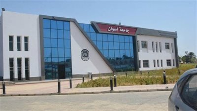 نواب رئيس جامعة أسوان يقدمون التهنئة للإخوة المسيحيين بمناسبة عيد القيامة المجيد