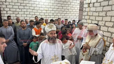 أسقف المنيا يصلي قداس عيد القيامة المجيد بقرية الفواخر .. صور