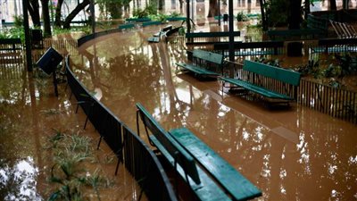 انقطاع التيار الكهربائي والمياه النظيفة عن نصف مليون شخص بسبب الفيضانات بالبرازيل