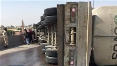 إصابة 4 أشخاص في حادث انقلاب سيارة نقل بأبو سمبل