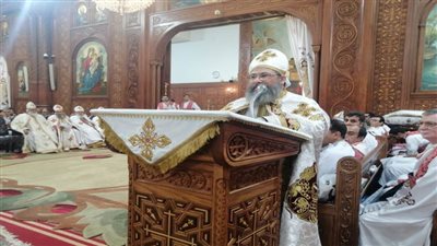 بحضور مطران الفيوم.. المئات يؤدون صلوات قداس عيد القيامة المجيد 