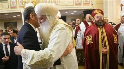 بالصور.. في جو يسوده المحبة.. محافظ الغربية يشهد قداس عيد القيامة بمطرانية طنطا 