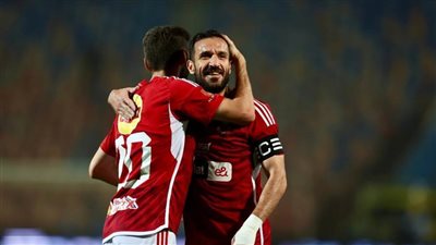 عاجل| وسط هتافات الجماهير.. التونسي علي معلول يرتدي شارة النادي الأهلي للمرة الأولى