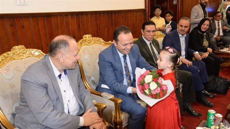 محافظ أسيوط يزور