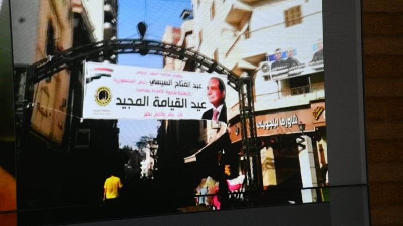 جانب من لافتات التهنئة