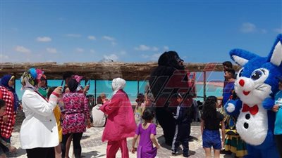 إقبال كبير للمواطنين على شواطئ مطروح بمناسبة عيد  شم النسيم 