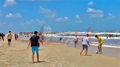 كفر الشيخ: توافد المصطافين على شواطئ مصيف بلطيم للاحتفال بأعياد الربيع